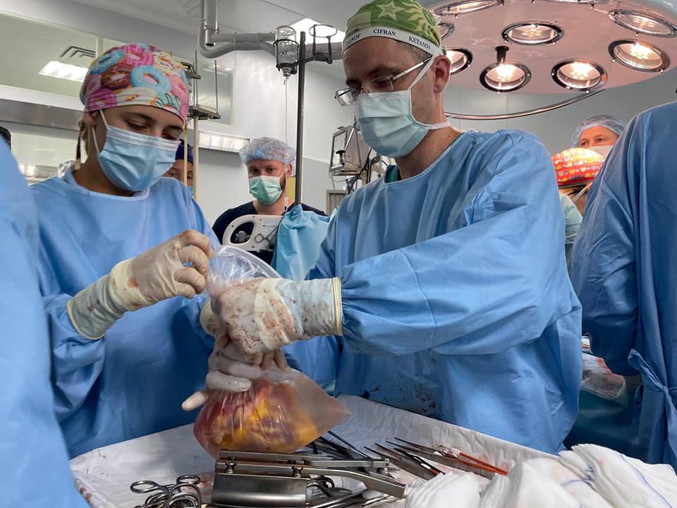 хірурги проводять операцію