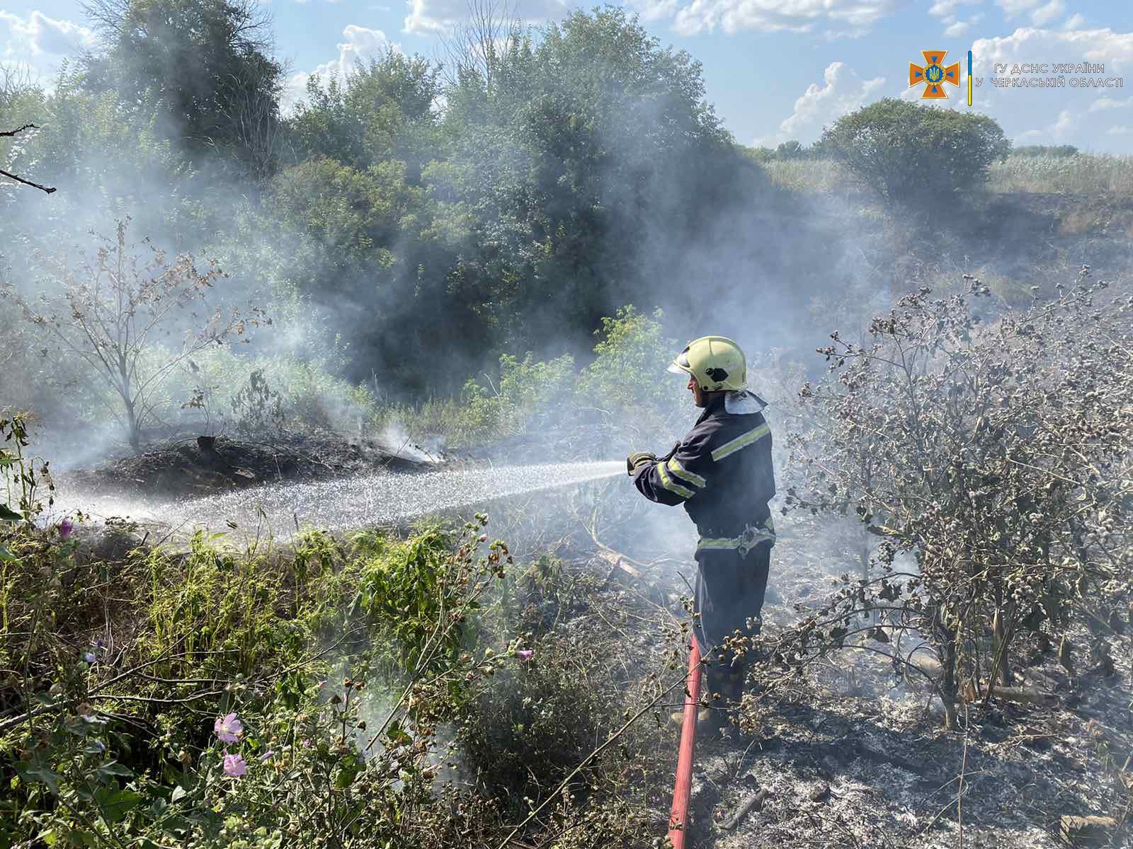 рятувальник гасить пожежу