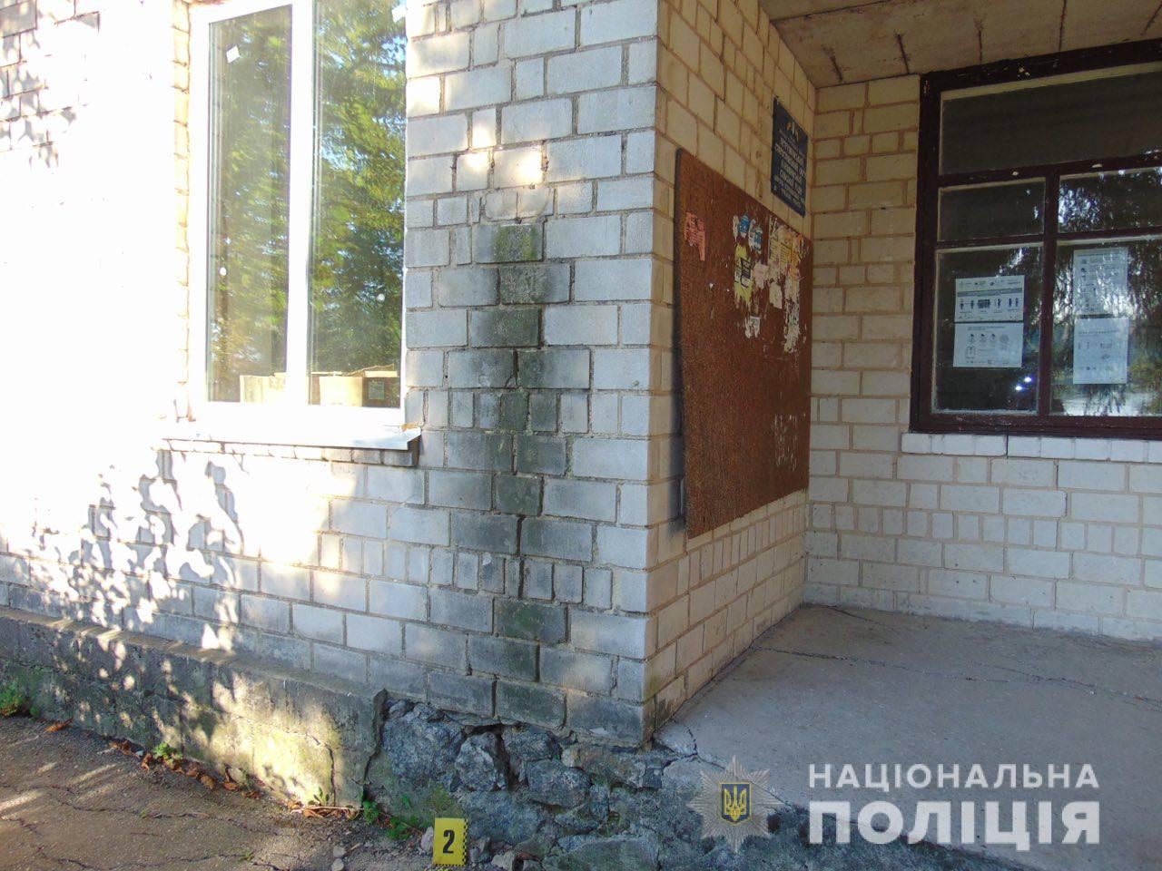 будівля без прапора